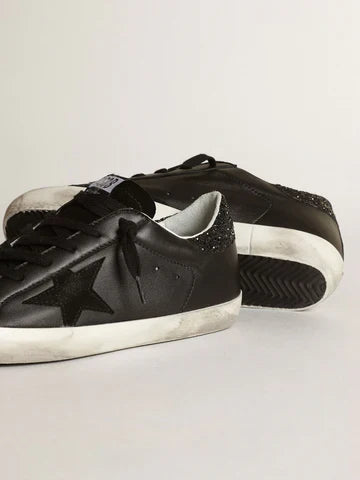 Super-Star en nappa noir avec étoile noire et contrefort pailleté
